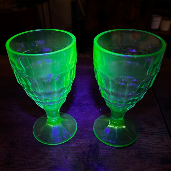 Pair of 1930s uranium Colonial Block Footed Tumblers - Picture 2 of 9